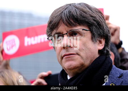 Bruxelles, Belgique. 15 Oct, 2019. L'ancien leader déchu Catalan Carles Puigdemont prend part à une manifestation avec les supporters catalans en face du siège de l'UE. Credit : ALEXANDROS MICHAILIDIS/Alamy Live News Banque D'Images