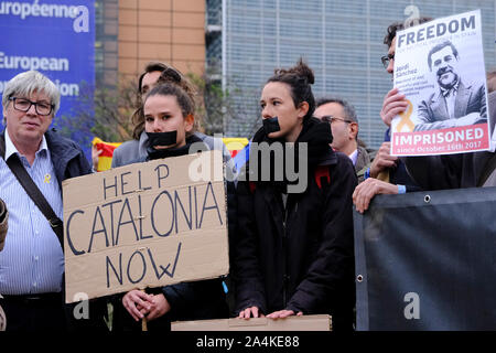 Bruxelles, Belgique. 15 Oct, 2019. Les gens se rassemblent pour protester en réaction à l'emprisonnement des politiciens à l'avant du siège de l'UE. Credit : ALEXANDROS MICHAILIDIS/Alamy Live News Banque D'Images