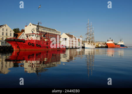 Des bateaux d'approvisionnement à l'étranger et la voile de bateau dans le port de Stavanger Banque D'Images