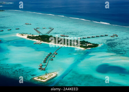 Vue aérienne de bungalows sur l'eau sur les îles Maldives, océan Indien Banque D'Images