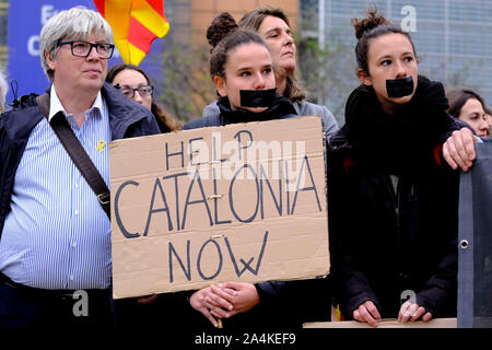 Bruxelles, Belgique. 15 Oct, 2019. Les gens se rassemblent pour protester en réaction à l'emprisonnement des politiciens à l'avant du siège de l'UE. Credit : ALEXANDROS MICHAILIDIS/Alamy Live News Banque D'Images