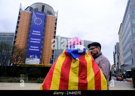 Bruxelles, Belgique. 15 Oct, 2019. Les gens se rassemblent pour protester en réaction à l'emprisonnement des politiciens à l'avant du siège de l'UE. Credit : ALEXANDROS MICHAILIDIS/Alamy Live News Banque D'Images