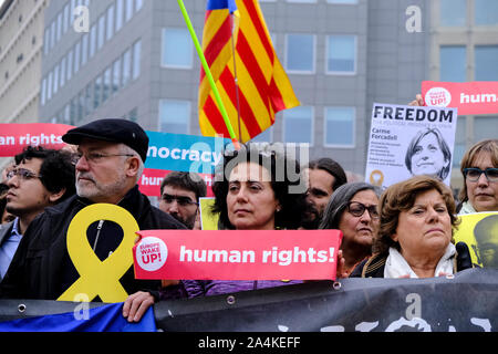 Bruxelles, Belgique. 15 Oct, 2019. Les gens se rassemblent pour protester en réaction à l'emprisonnement des politiciens à l'avant du siège de l'UE. Credit : ALEXANDROS MICHAILIDIS/Alamy Live News Banque D'Images