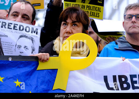 Bruxelles, Belgique. 15 Oct, 2019. Les gens se rassemblent pour protester en réaction à l'emprisonnement des politiciens à l'avant du siège de l'UE. Credit : ALEXANDROS MICHAILIDIS/Alamy Live News Banque D'Images