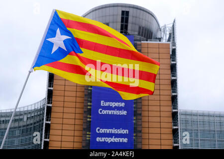 Bruxelles, Belgique. 15 Oct, 2019. Les gens se rassemblent pour protester en réaction à l'emprisonnement des politiciens à l'avant du siège de l'UE. Credit : ALEXANDROS MICHAILIDIS/Alamy Live News Banque D'Images