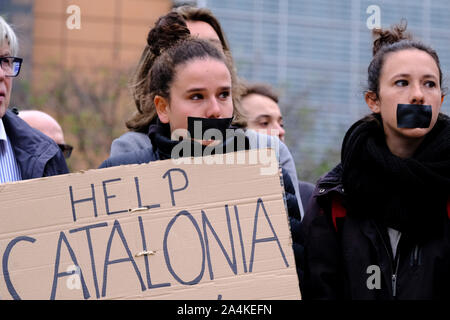 Bruxelles, Belgique. 15 Oct, 2019. Les gens se rassemblent pour protester en réaction à l'emprisonnement des politiciens à l'avant du siège de l'UE. Credit : ALEXANDROS MICHAILIDIS/Alamy Live News Banque D'Images