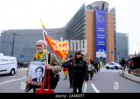 Bruxelles, Belgique. 15 Oct, 2019. Les gens se rassemblent pour protester en réaction à l'emprisonnement des politiciens à l'avant du siège de l'UE. Credit : ALEXANDROS MICHAILIDIS/Alamy Live News Banque D'Images