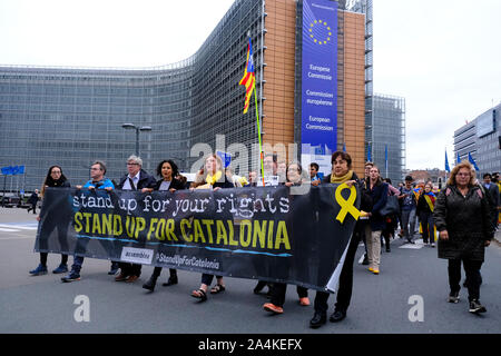 Bruxelles, Belgique. 15 Oct, 2019. Les gens se rassemblent pour protester en réaction à l'emprisonnement des politiciens à l'avant du siège de l'UE. Credit : ALEXANDROS MICHAILIDIS/Alamy Live News Banque D'Images