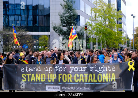 Bruxelles, Belgique. 15 Oct, 2019. Les gens se rassemblent pour protester en réaction à l'emprisonnement des politiciens à l'avant du siège de l'UE. Credit : ALEXANDROS MICHAILIDIS/Alamy Live News Banque D'Images