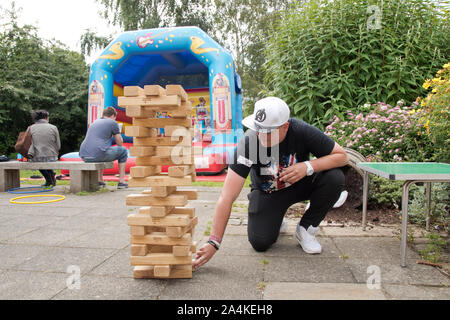 Sheffield, UK : 1 août 2016:un Jenga géant joue bénévoles Luxor au St Mary's Church Family Fun Day Banque D'Images