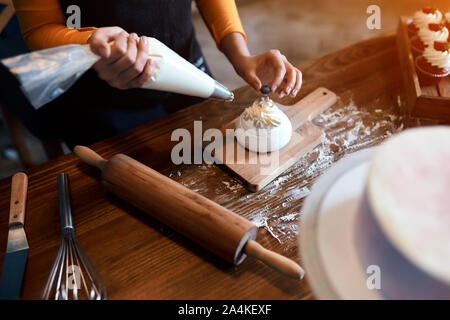 Classe de maître confiseur montrant dans la cuisine, Close up photo recadrée. Banque D'Images