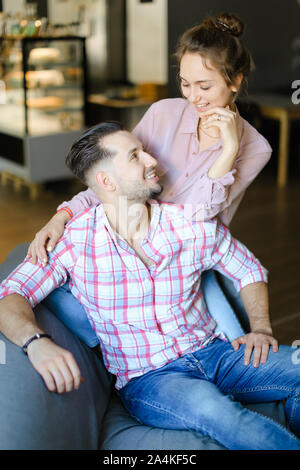Assez heureux mari assis avec ma femme à la maison. Banque D'Images