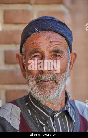 Portrait d'un vieil homme dans la cour de la Maison de la Constitution (Khaneh-ye Mashrutiyat) à Tabriz, Iran, prise le 30.05.2017. Les partisans de la révolution constitutionnelle (1905-1911) s'est réuni dans cette maison Qajari burger. Maintenant il sert de mémorial pour les Sattarkhan Baqerkhan et dirigeants, qui ont essayé en vain d'imposer un état de droit pour leur pays contre la maison royale Qajar et la fédération des forces d'intervention. Dans le monde d'utilisation | Banque D'Images