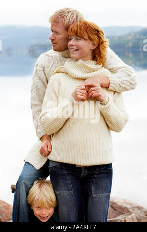 Couple au bord d'un lac Banque D'Images