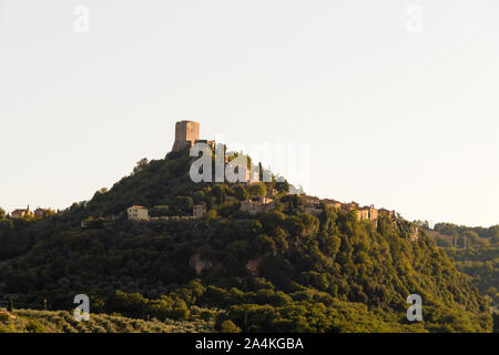 Paysage du village médiéval de Rocca d'Orcia en Toscane, Italie. Banque D'Images