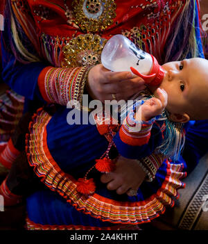 Laplander mère nourrir bébé. Lapp / Lapons / Laplander / Lapplander Lapplanders Lapons / / / / Même sami de Kautokeino, Laponie / Laponie Banque D'Images