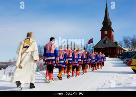 Laplander confirmation à Kautokeino, Norvège. Lapp / Lapons / Laplander / Lapplander Lapplanders Lapons / / / / / sami de Laponie Laponie. Drapeau Sami Banque D'Images