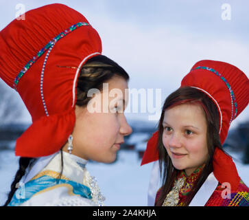 Portraits de jeunes filles fréquentant Laplander mariage. Lapp / Lapons / Laplander / Lapplander Lapplanders Lapons / / / / Sami même à Karasjok, Lapl Banque D'Images