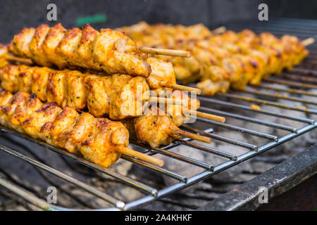 Dindon frais brochettes sur un gril de charbon de bois Banque D'Images