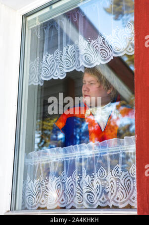 Les jeunes Laplander man looking out de fenêtre de la cuisine. Lapp / Lapons / Laplander / Lapplander Lapplanders Lapons / / / / Sami même à Karasjok, Laponie Banque D'Images