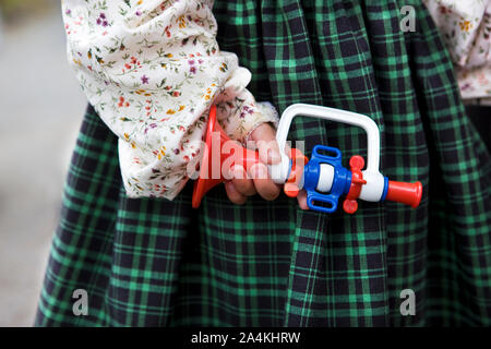 Girl holding toy trompette. Célébration de la journée de l'indépendance de la Norvège, 17 mai. Banque D'Images