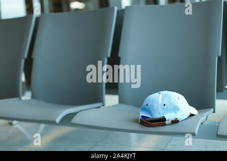 Jeans unique cap gris sur des chaises. Banque D'Images