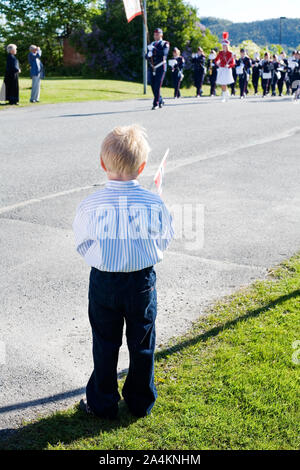 17 Mai - garçon regardant procession Banque D'Images
