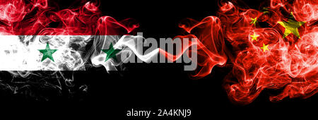 La Syrie contre la Chine, le chinois drapeaux de fumée placés côte à côte. La fumée épaisse et soyeuse de couleur drapeaux de République et de la Chine, en chinois Banque D'Images