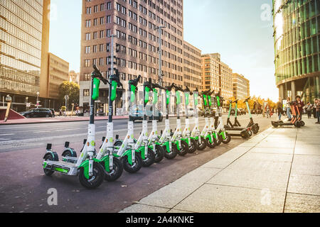 Berlin, Allemagne - Octobre 2019 : Rangée de scooters électriques E , escooter ou e-scooter de la société LIME sur trottoir à Berlin Banque D'Images