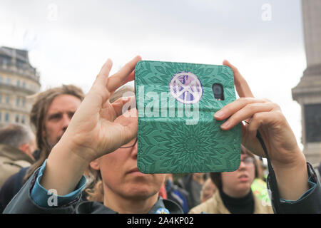 Londres, Royaume-Uni - 15 octobre 2019. Les manifestants défendent le droit à la non-violentes manifestations après les militants qui avaient établi leur camp ont été enlevés et été arrêtés s'ils n'a pas permission en vertu de l'article 14 de la Loi sur l'ordre public 1986 après plus d'une semaine de manifestations climatiques . Credit : amer ghazzal/Alamy Live News Banque D'Images