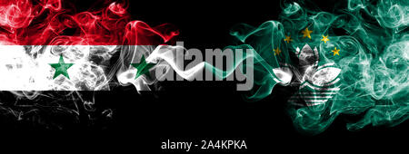 La Syrie contre l'Afrique, la Chine drapeaux de fumée placés côte à côte. La fumée épaisse et soyeuse de couleur de drapeaux syriens et Macao, Chine Banque D'Images