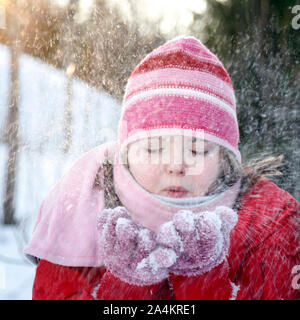 Girl blowing snow Banque D'Images