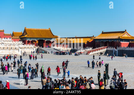 Un grand nombre de touristes à l'intérieur de la Cité Interdite, les principaux bâtiments de l'ancien palais royal de la dynastie des Ming et Qing à Beijing en Chine. Banque D'Images