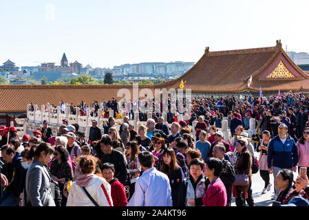 Un grand nombre de touristes à l'intérieur de la Cité Interdite, les principaux bâtiments de l'ancien palais royal de la dynastie des Ming et Qing à Beijing en Chine. Banque D'Images