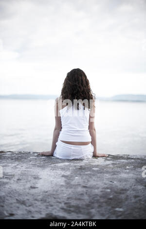 Bored femme par la mer Banque D'Images