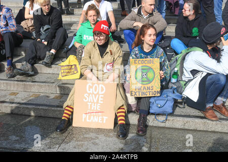 Londres, Royaume-Uni - 15 octobre 2019. Quelques manifestants retour à défendre le droit de réunion pacifique non-violente protestation après les militants qui avaient établi leur camp ont été enlevés et été arrêtés s'ils n'ont pas quitté après plus d'une semaine de manifestations climatiques . Credit : amer ghazzal/Alamy Live News Banque D'Images