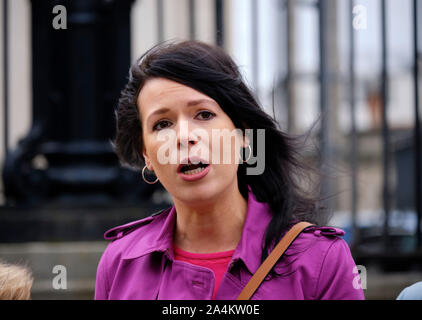 Grainne Teggart, directeur de campagne d'Amnesty International à l'extérieur de la Haute Cour de Belfast après la Cour se prononce sur la légalité de l'Irlande du Nord Banque D'Images