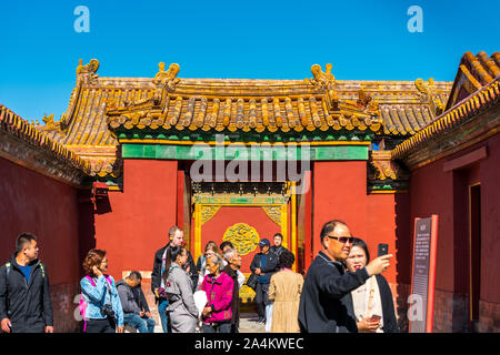 Un grand nombre de touristes à l'intérieur de la Cité Interdite, les principaux bâtiments de l'ancien palais royal de la dynastie des Ming et Qing à Beijing en Chine. Banque D'Images