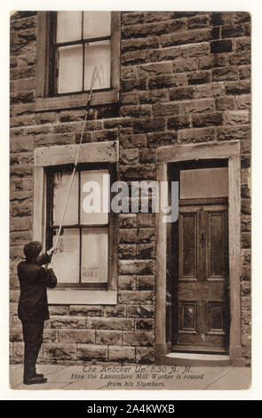 Au début des années 1900, la carte postale de Knocker Up Man, connue sous le nom de Knocker Upper, (avant les réveils) à Accrington, Lancashire, Angleterre, Royaume-Uni, a affiché le 1918 septembre. Le Knocker Upper a réveillé les ouvriers des usines dans les villes. Banque D'Images