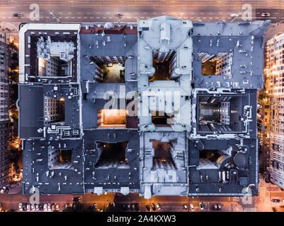 Nous vivons ici, en vue d'en haut de l'antenne de vieilles maisons squre en centre-ville de Varsovie au crépuscule Banque D'Images
