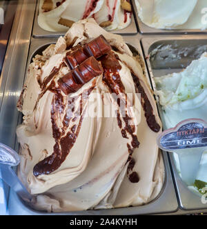 Un gros plan d'une grande glace au chocolat Banque D'Images