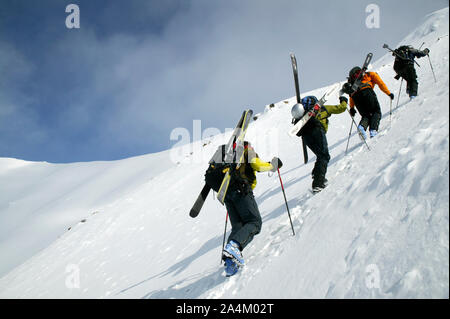 Homme marchant jusqu'a snowy hill Banque D'Images