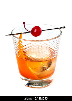Cocktail old fashioned décoré d'une tranche d'orange et zestes d'un cocktail cherry, sur fond blanc Banque D'Images