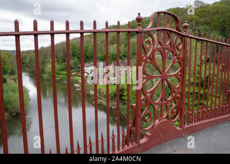 Pont de fer nouvellement peintes, un élément historique sur la rivière Severn à la Gorge d'Ironbridge, Telford, Shropshire, Angleterre. Banque D'Images