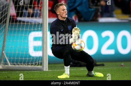 Gardien de l'Angleterre Dean Henderson se réchauffe pendant l'UEFA Euro 2020, un match de qualification du groupe à Sinobo Stadium, Prague. Banque D'Images