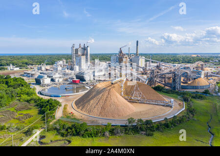 Vue aérienne de l'usine de papier de Fernandina Beach en Floride. Banque D'Images