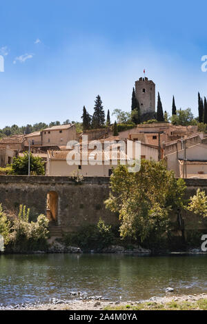 Cessenon-Sur-Orb, Hérault, Languedoc, France. La jolie ville est par la rivière Orb, avec un mirador surplombant la ville Banque D'Images