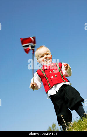 La célébration du 17 mai - petit garçon en costume traditionnel norvégien Banque D'Images