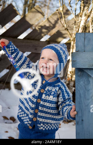 Petit Garçon jouant l'hiver Banque D'Images