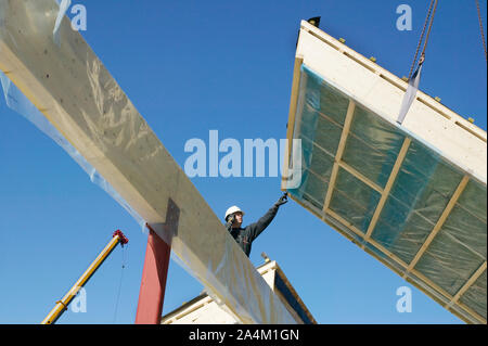 La construction d'une maison de l'homme - les éléments de construction Banque D'Images